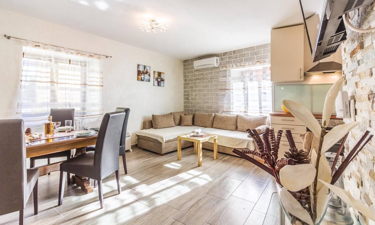 Pomer House | Stunning home in Pomer with WiFi