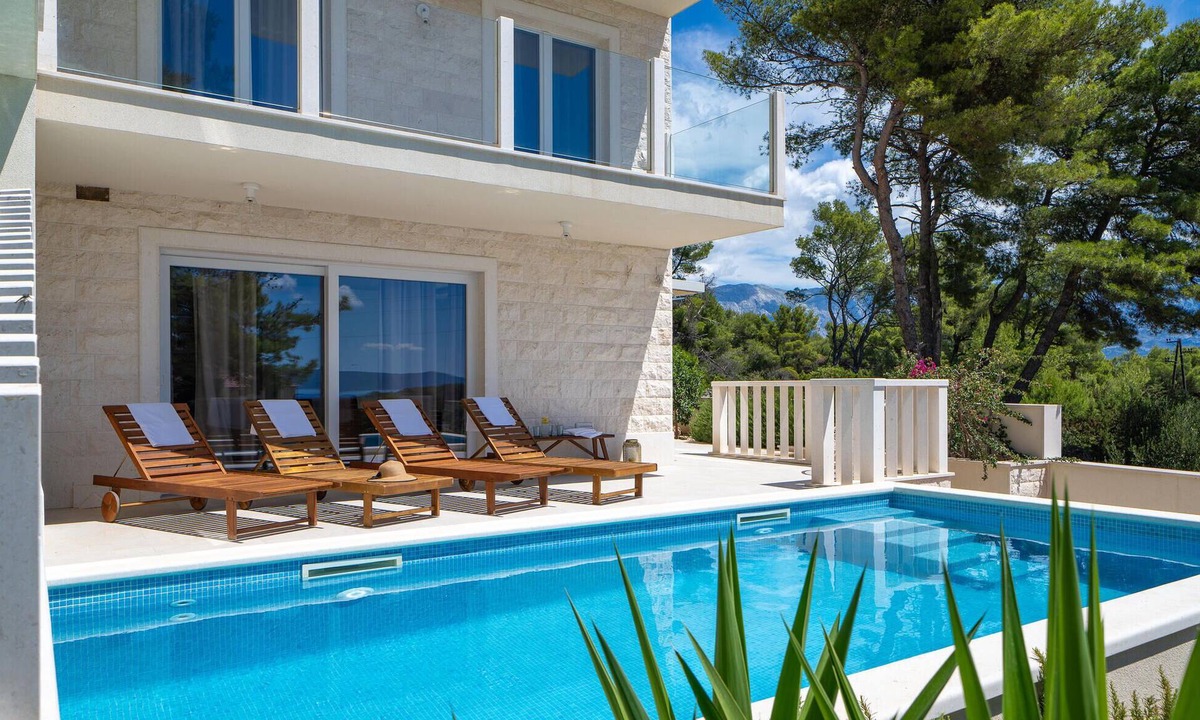 Sumartin House | Stunning home in Sumartin