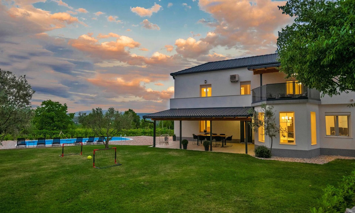 Zmijavci House | Stunning home in Zmijavci