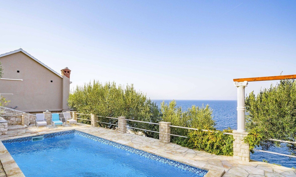 Prigradica House | Stunning private villa for 9 people with private pool, A/C, WIFI, TV and terrace