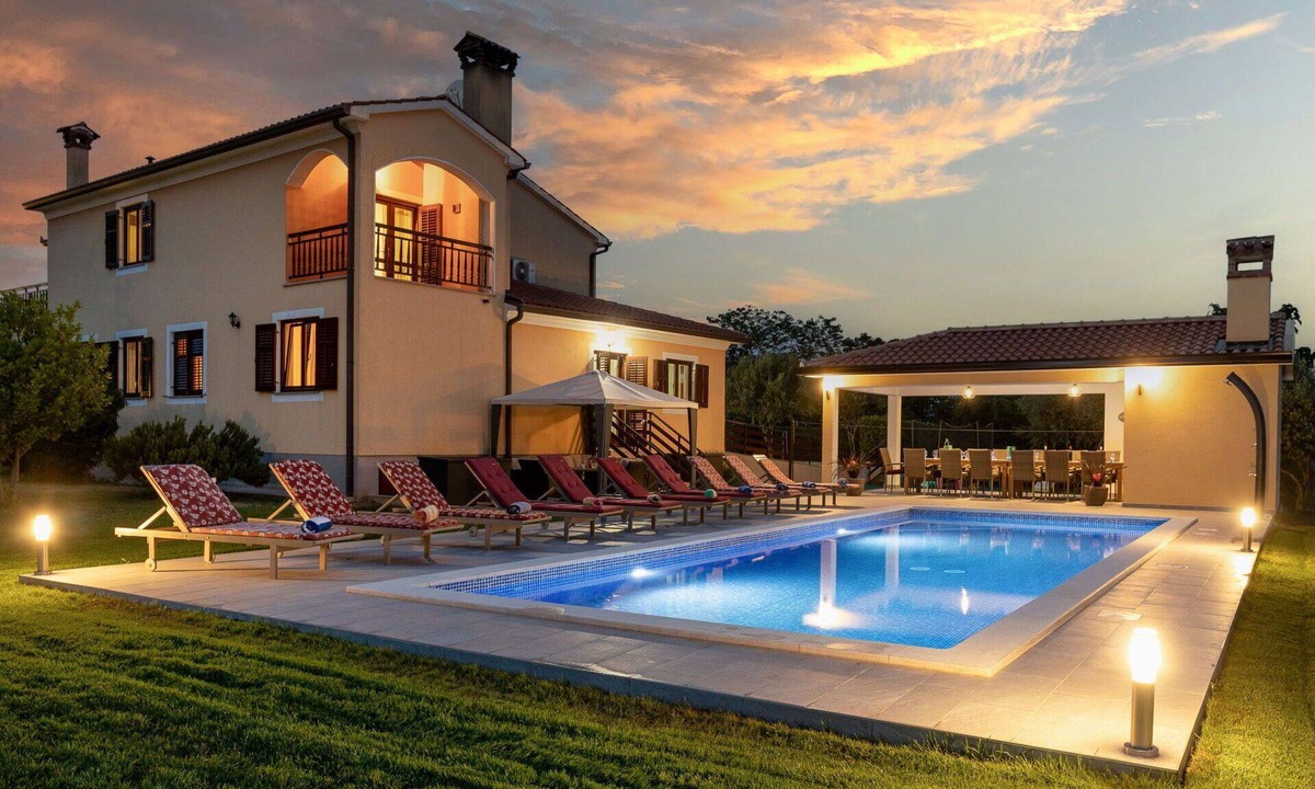 Pican House | Stunning private villa for 13 guests with private pool, WIFI, TV and terrace