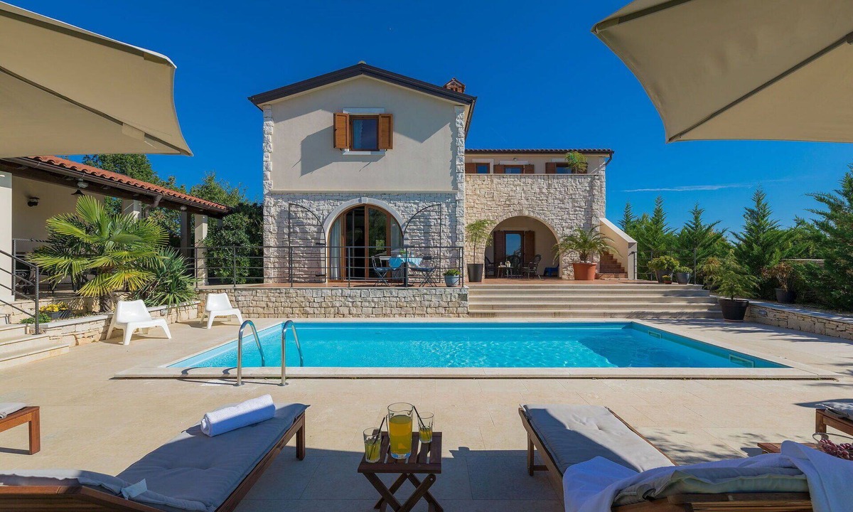 Cabrunici Villa | Stunning private villa for 8 people with private pool, WIFI, A/C, TV, terrace and pets allowed