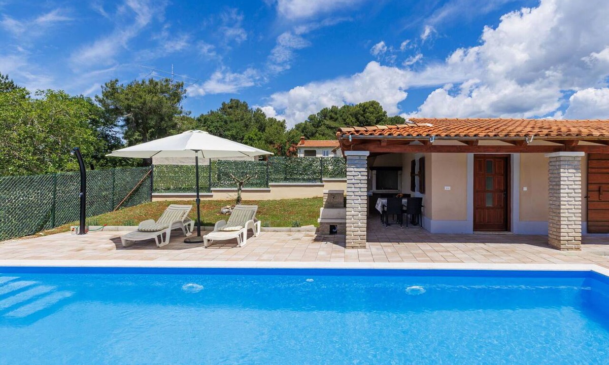 Visnjan House | Stunning private villa for 4 guests with A/C, private pool, WIFI, TV, terrace and pets allowed