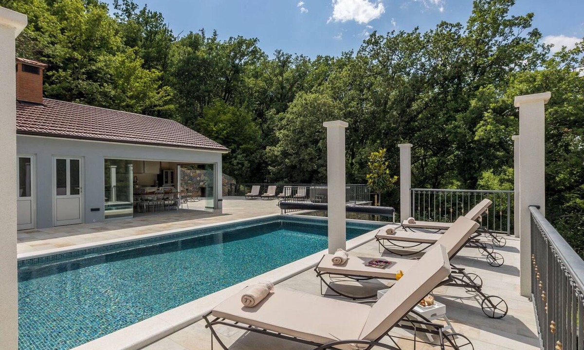 Omis Villa | Stunning private villa for 8 people with WIFI, hot tub, A/C, private pool and TV