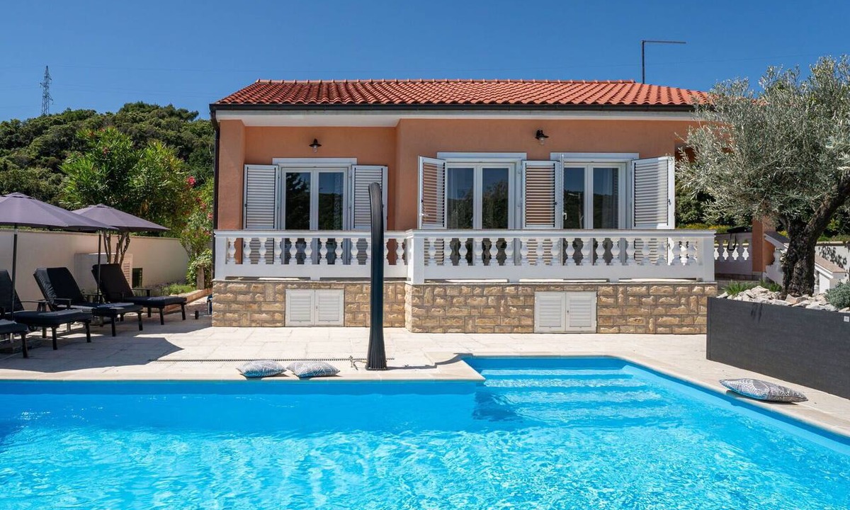 Supetarska Draga House | Stunning private villa for 4 people with A/C, private pool, internet, TV and patio