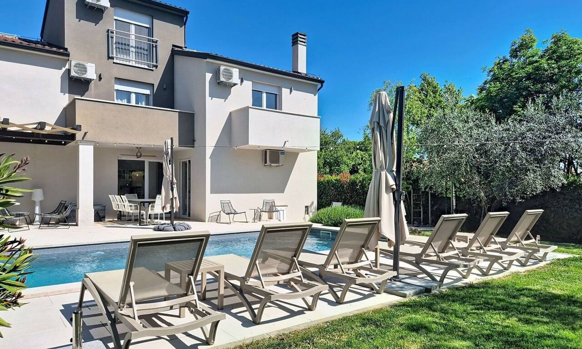 Fiorini House | Stunning private villa for 10 guests with A/C, WIFI, private pool, TV and terrace