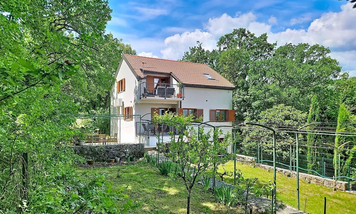Runovici House | Stunning private villa for 6 guests with hot tub, WIFI, A/C, TV, terrace and panoramic view