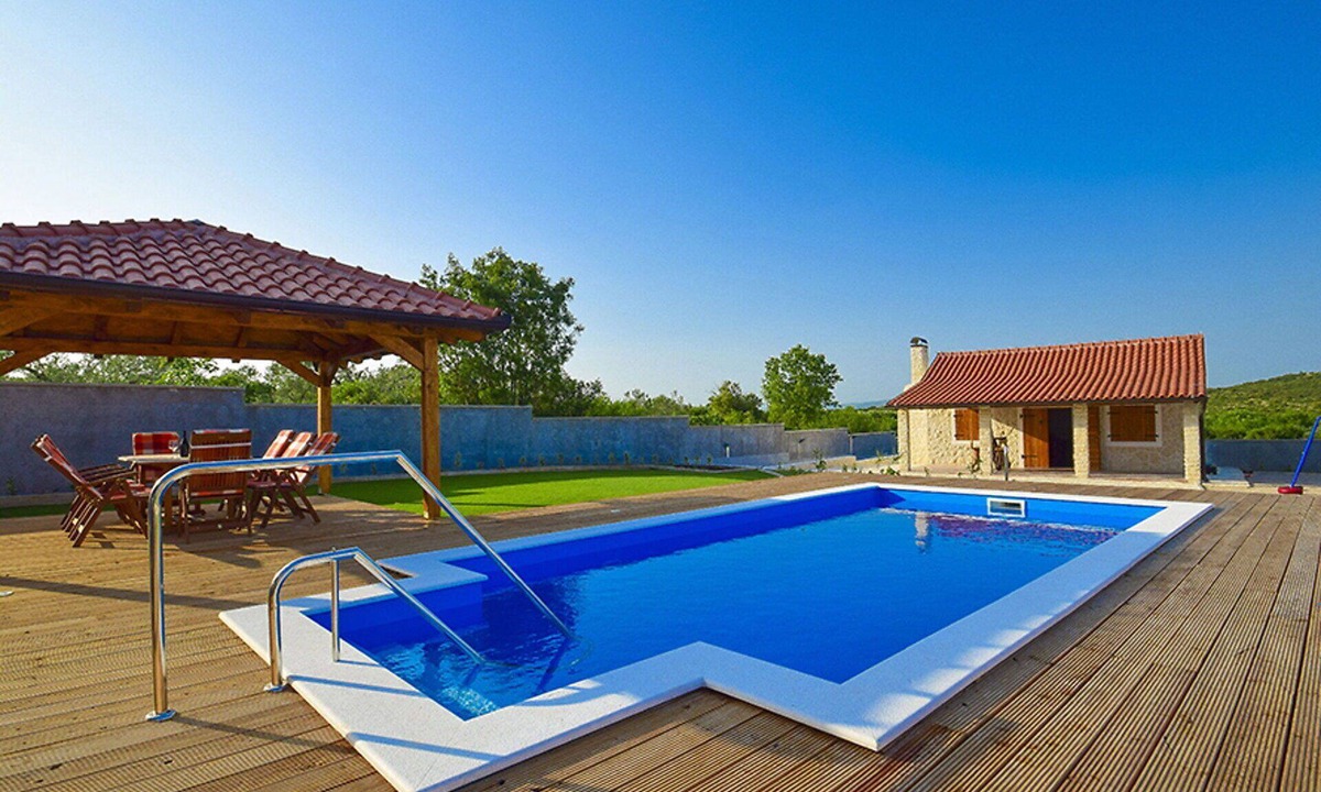 Velim House | Stunning private villa with hot tub, A/C, WIFI, private pool, TV, patio and pets allowed