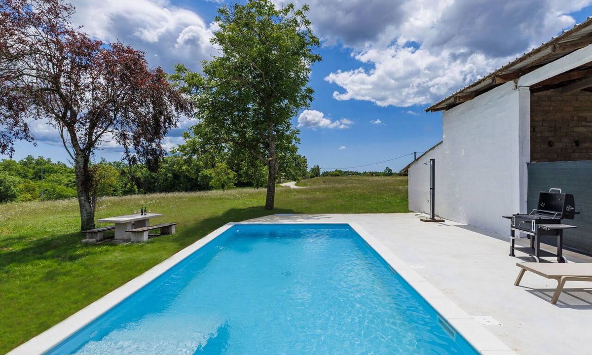 Katun Lindarski House | Stunning private villa with private pool, A/C, WIFI, hot tub, TV, terrace and pets allowed