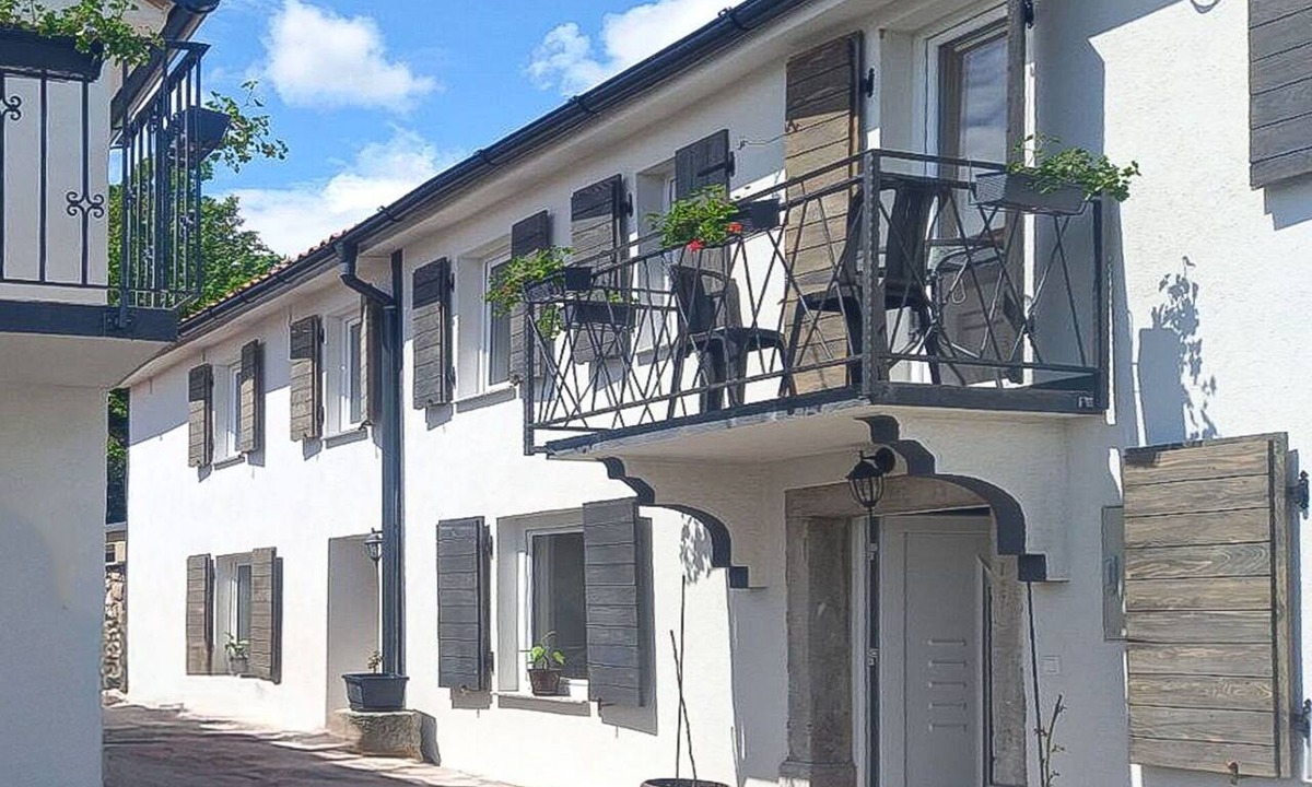 Jurdani House | Stunning villa for 5 guests with WIFI, TV, balcony, pets allowed and panoramic view