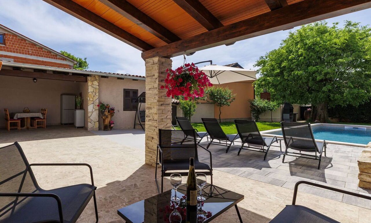 Sajini House | Stunning villa for 5 guests with WIFI, A/C, private pool, TV and terrace