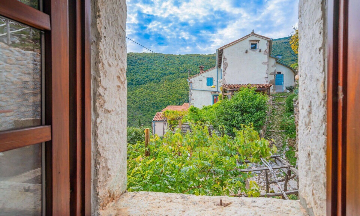 Sucici House | Stunning villa for 6 guests with WIFI, A/C, TV, terrace and panoramic view
