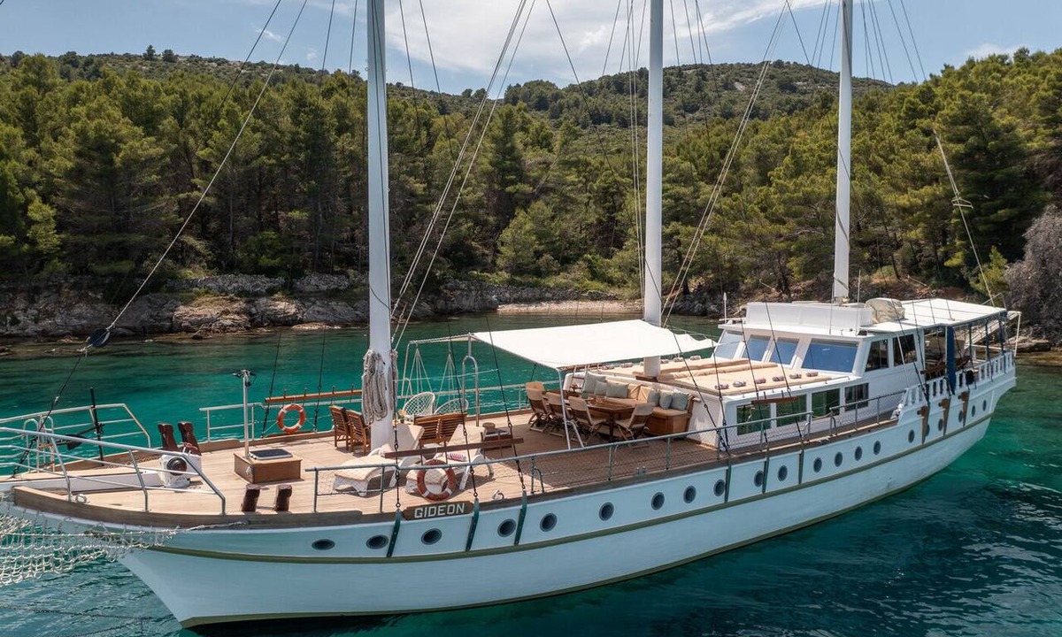 Kastel Gomilica Boat Rental | Sun-Kissed Sailing Adventure in Split, Croatia