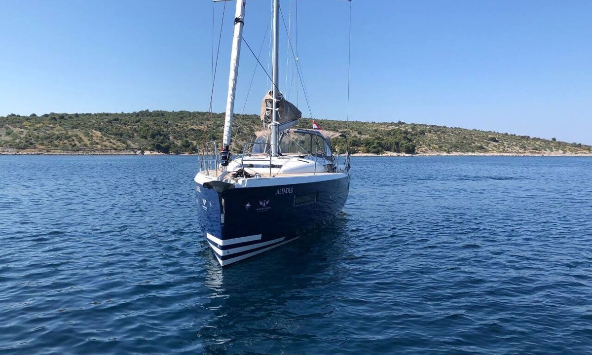 Primosten Boat Rental | Sun-Kissed Sailing Adventure in Sibenik, Croatia