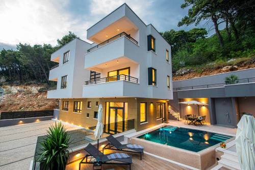 Brela Apartment | SunnySide luxury suites with free parking and swimming pool