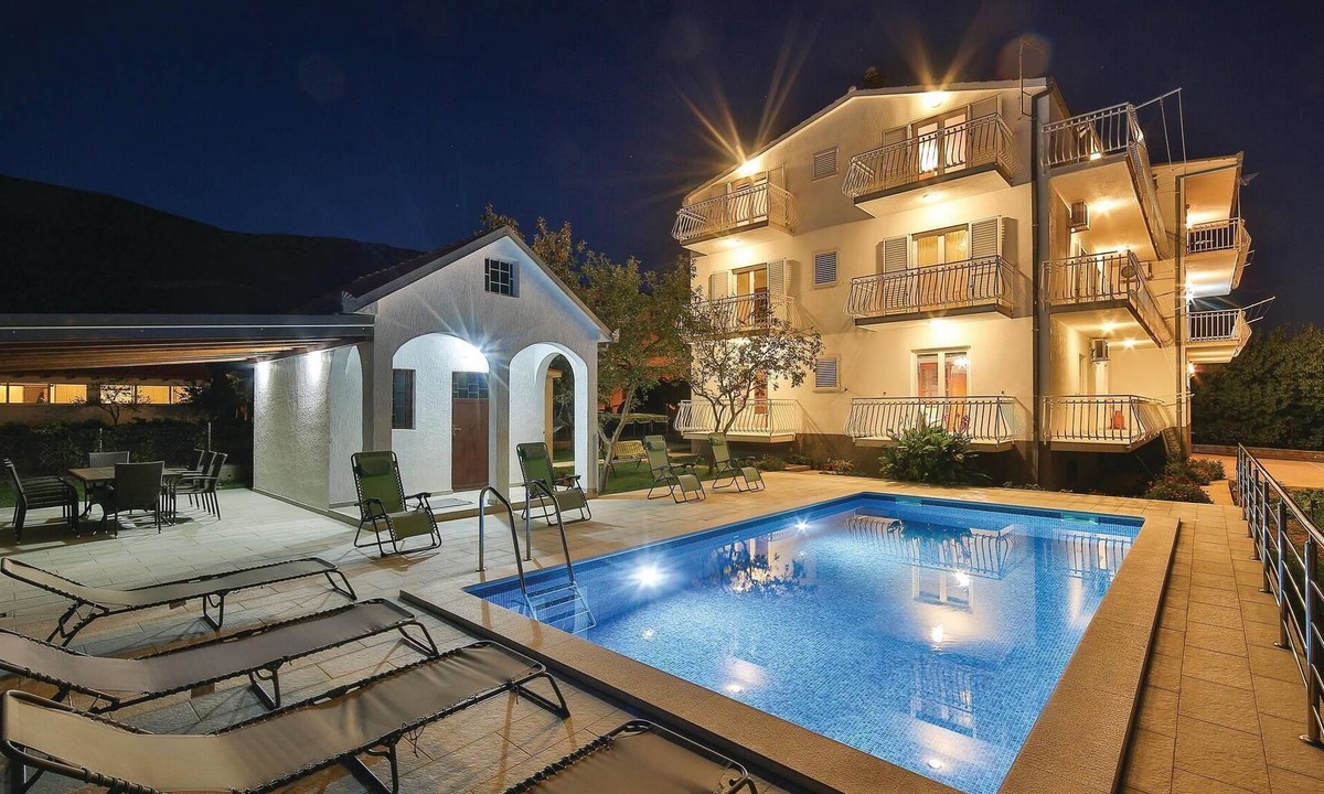 Kastel Luksic Apartment | These beautifully furnished apartments are located in Kastel Luksic.