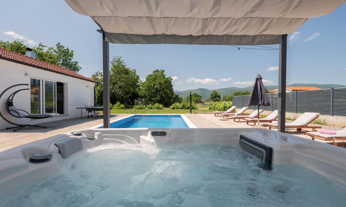 Donji Prolozac House | This beautiful holiday home with pool is located in Proloac Donji, near Imotski.