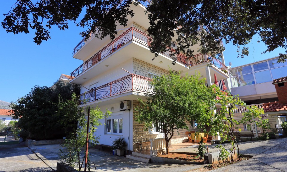 Seget Vranjica Apartment | Three bedroom apartment with terrace and sea view Seget Vranjica, Trogir (A-12760-d)