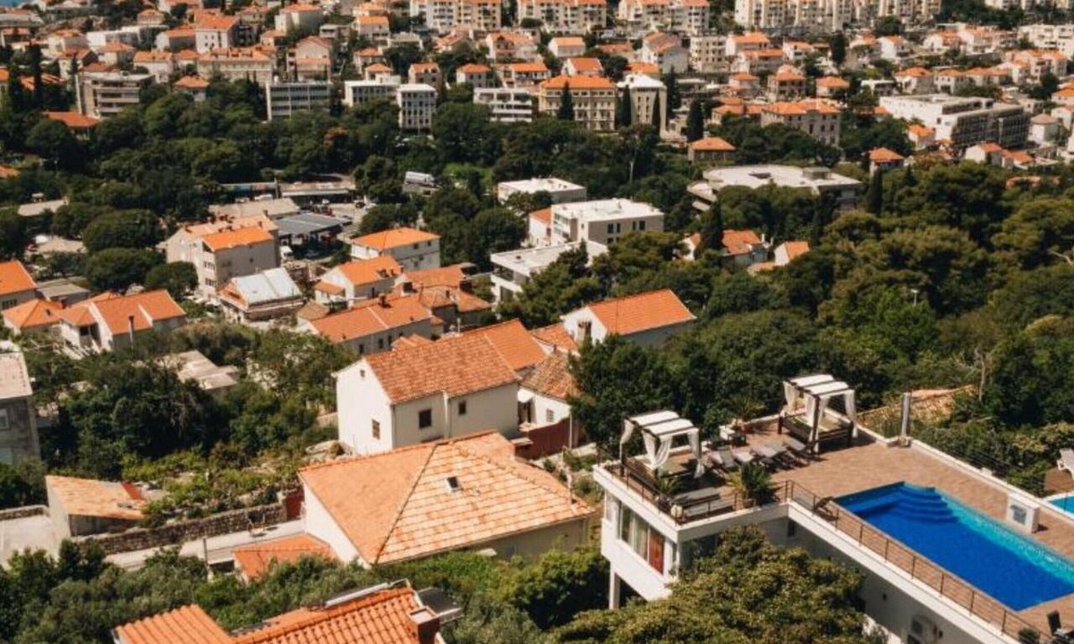 Gornji Kono Apartment | Three Bedroom Apartment with Balcony