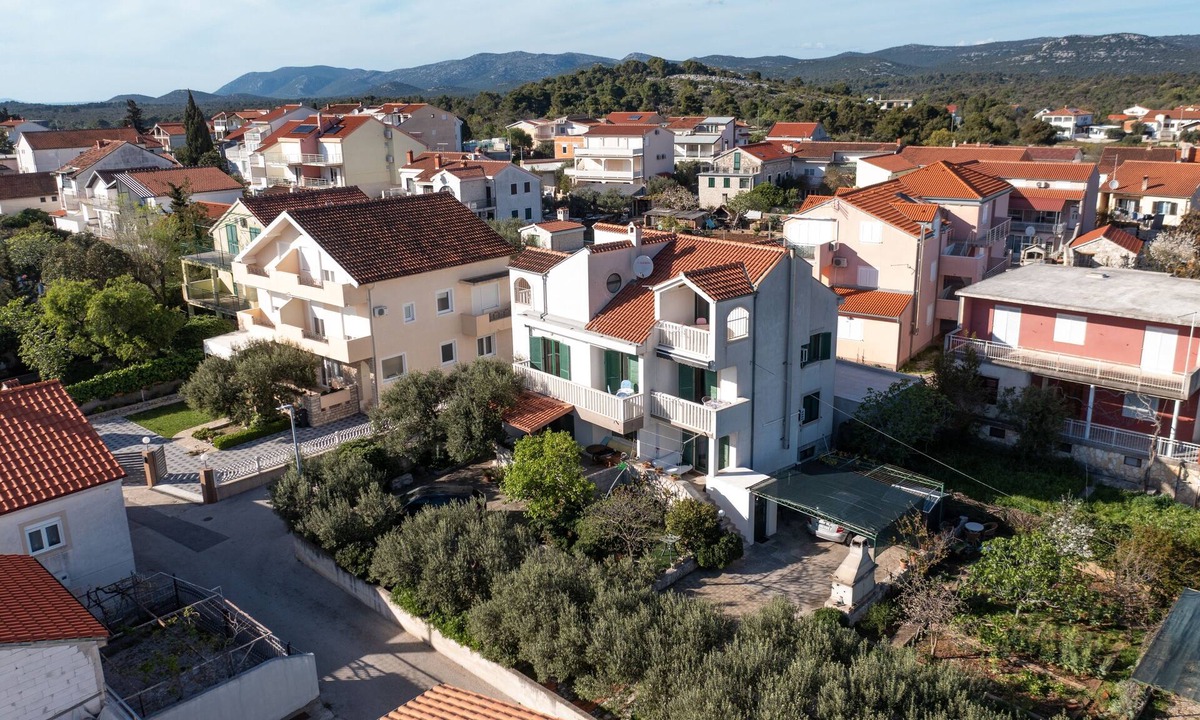 Pirovac Apartment | Three bedroom apartment with balcony and sea view Pirovac, Šibenik (A-22567-c)