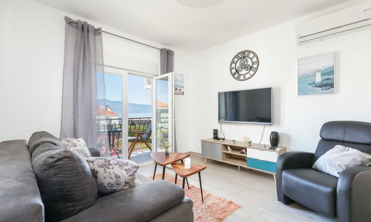 Slatine Apartment | Three bedroom apartment with balcony and sea view Slatine, Čiovo (A-24266-a)