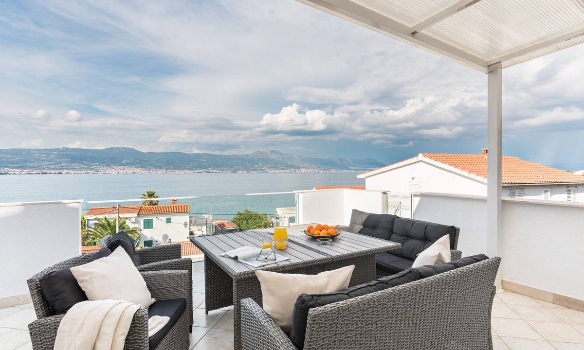 Municipality of Trogir Apartment | Three bedroom apartment with a swimming pool Arbanija, Čiovo (A-25091-b)