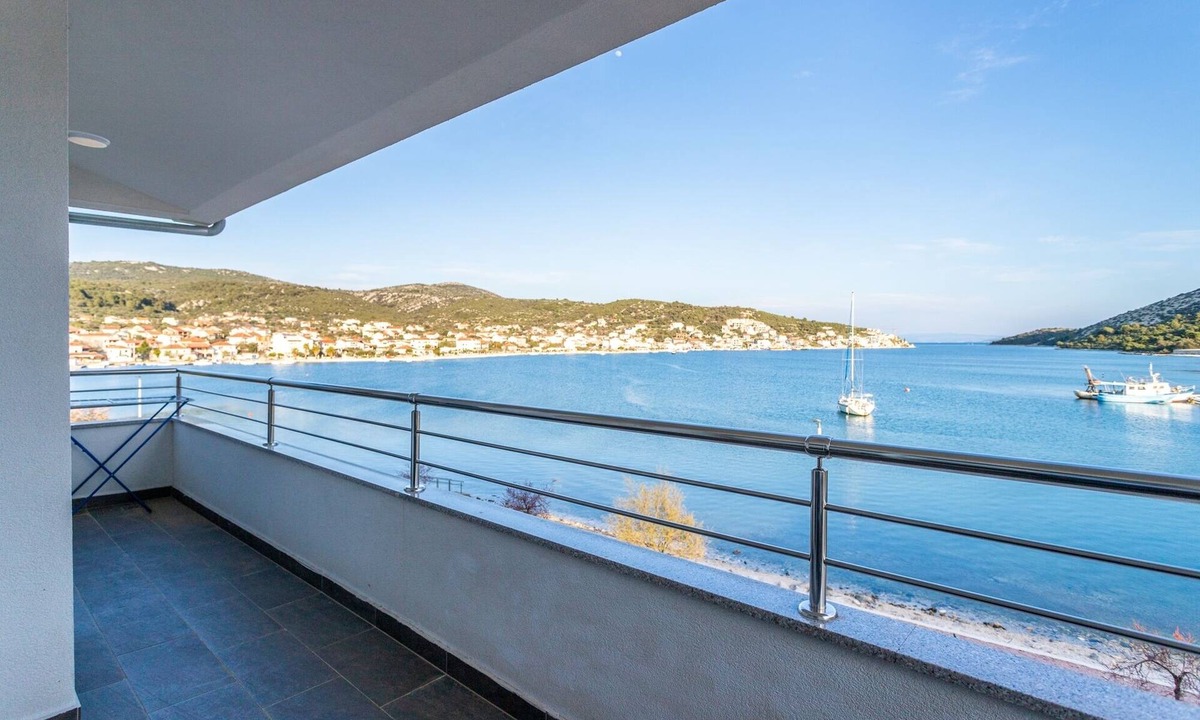Vinisce Apartment | Three bedroom apartment near beach Vinišće, Trogir (A-22920-c)