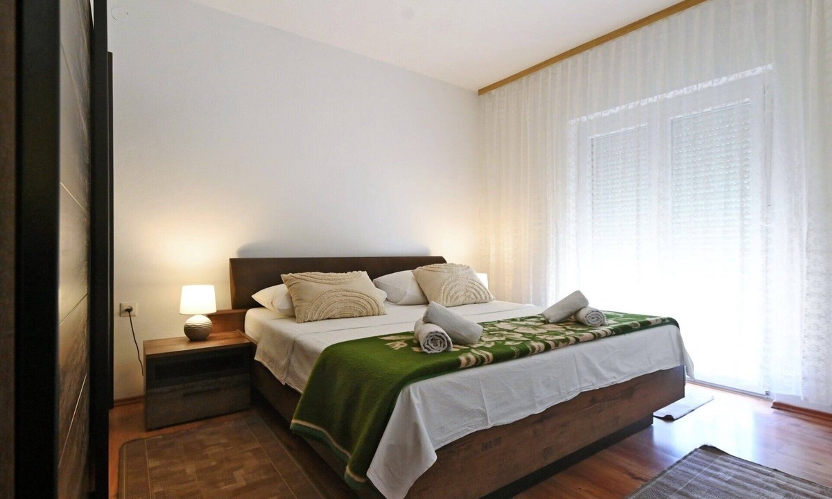 Betina Apartment | Three bedroom apartment with balcony Betina, Murter (A-25424-a)