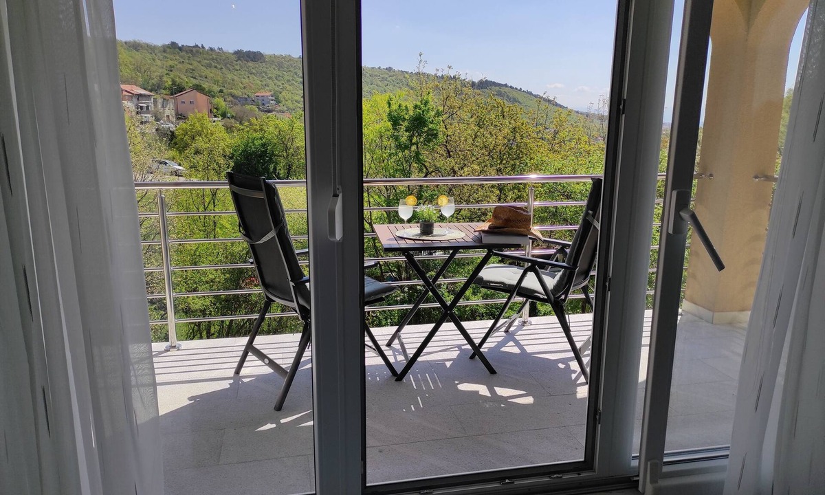 Sarsoni Apartment | Three bedroom apartment with terrace Rijeka (A-18146-b)