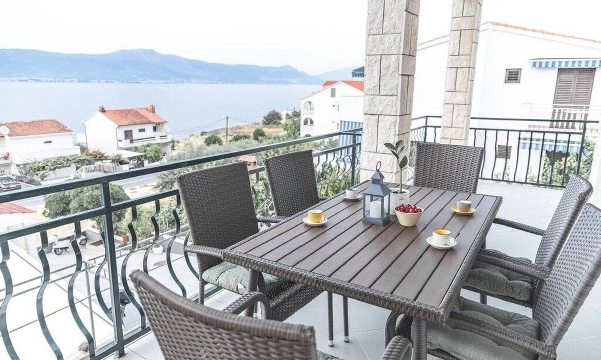 Municipality of Trogir Apartment | Three bedroom apartment with terrace and sea view Slatine, Čiovo (A-9433-c)