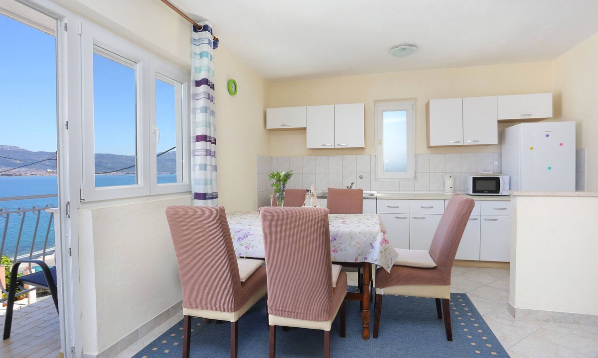 Arbanija Apartment | Three bedroom apartment with balcony and sea view Arbanija, Čiovo (A-18224-a)