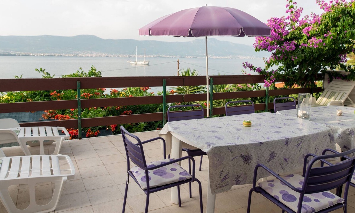 Arbanija Apartment | Three bedroom apartment near beach Arbanija, Čiovo (A-16117-b)