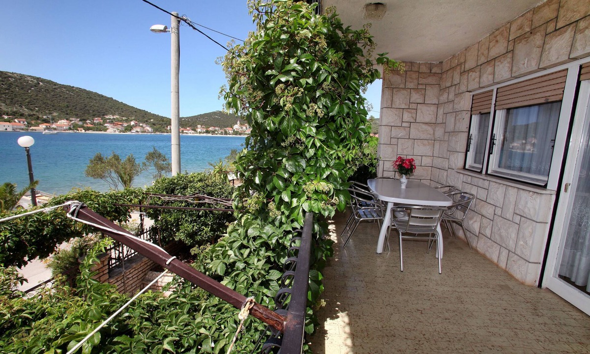 Vinisce Apartment | Three bedroom apartment near beach Vinišće, Trogir (A-4892-a)