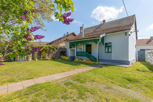 Velika House | Traditional Child Friendly Homestead Larva - Happy Rentals
