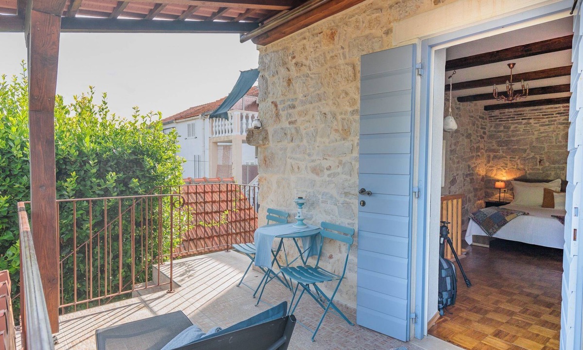 Preko House | Traditionelles Steinhaus am Meer in Preko by Interhome