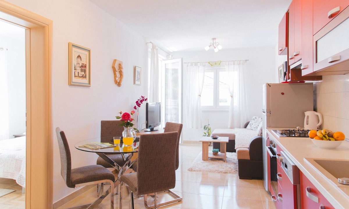 Seget Vranjica Apartment | Two bedroom apartment with balcony and sea view Seget Vranjica, Trogir (A-23461-b)