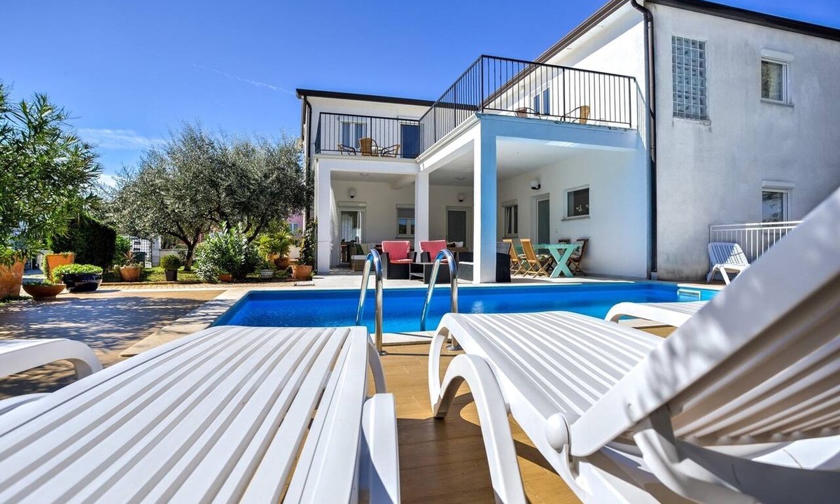Zambratija Apartment | Two bedroom apartment with a swimming pool Zambratija, Umag (A-27215-b)