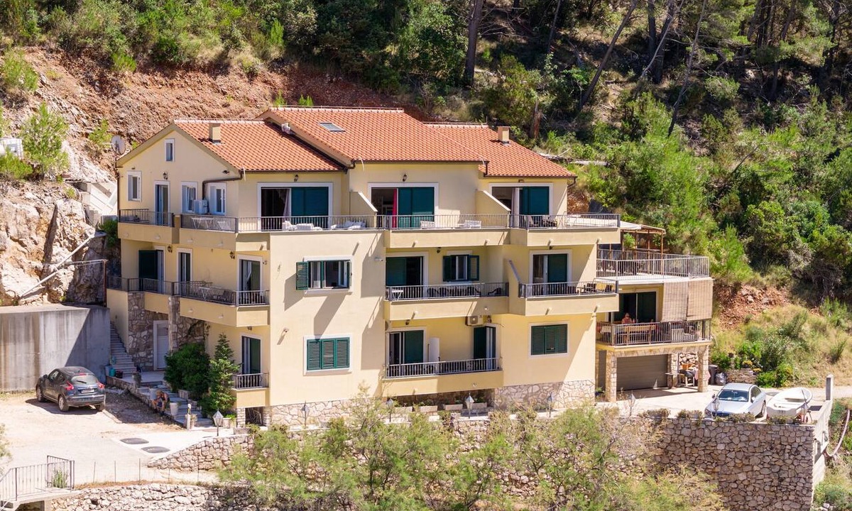 Bogomolje Apartment | Two bedroom apartment near beach Cove Mala Pogorila, Hvar (A-27650-c)
