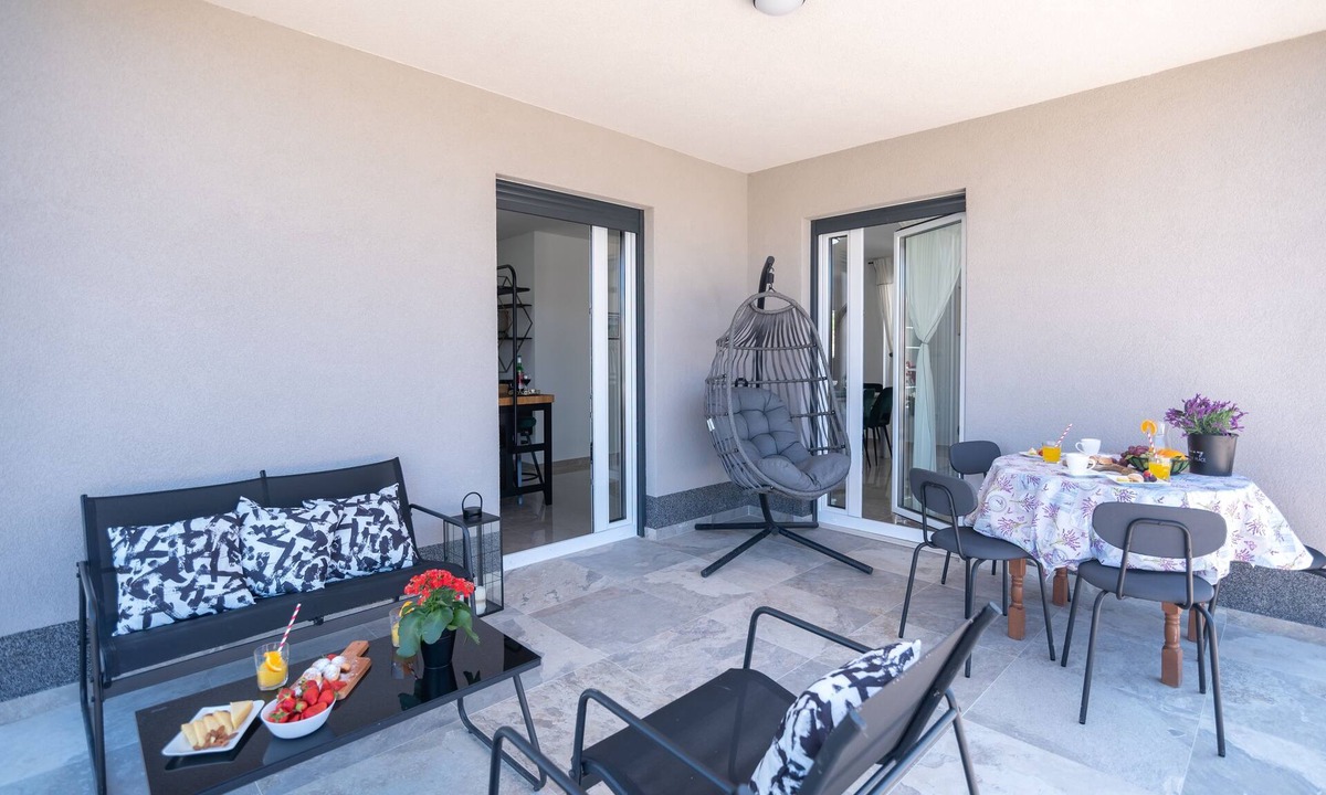 Podstrana Apartment | Two bedroom apartment with terrace Podstrana, Split (A-23092-a)