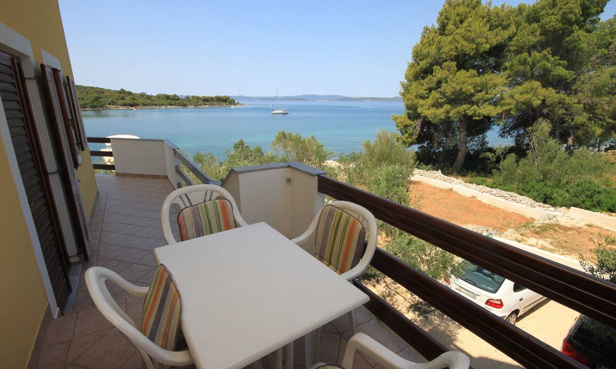 Kukljica Apartment | Two bedroom apartment near beach Cove Kunčabok, Ugljan (A-8255-b)