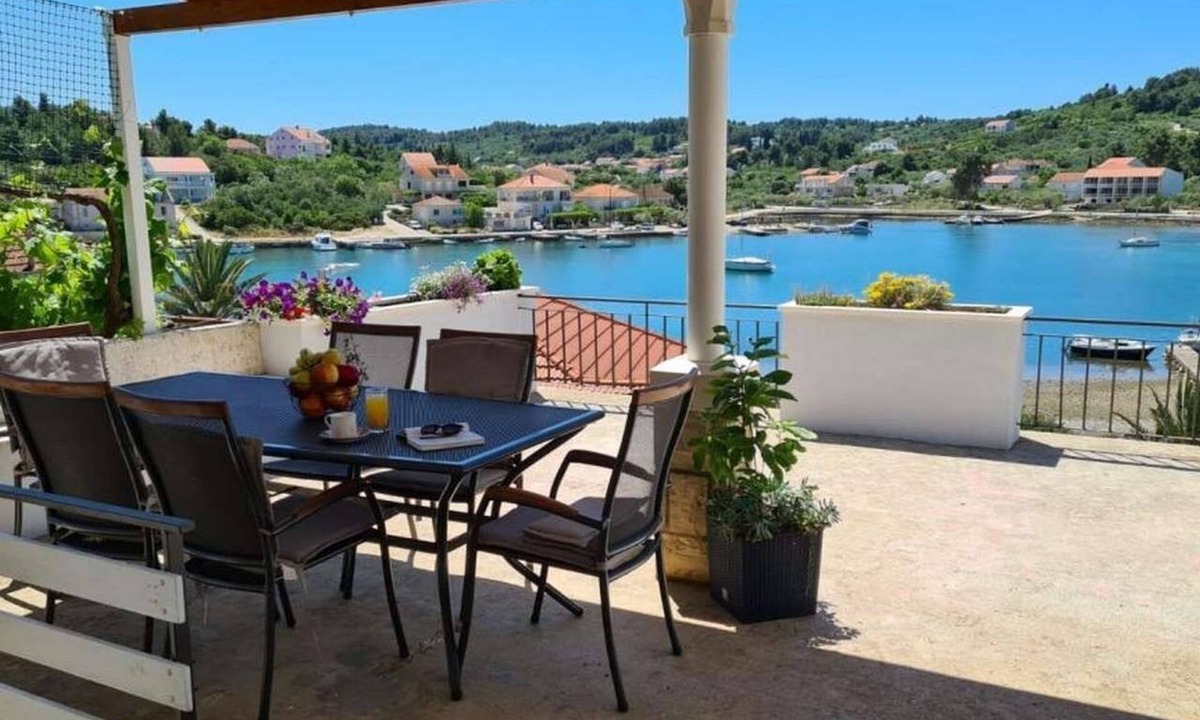 Lumbarda Apartment | Two bedroom apartment near beach Lumbarda, Korčula (A-22503-a)