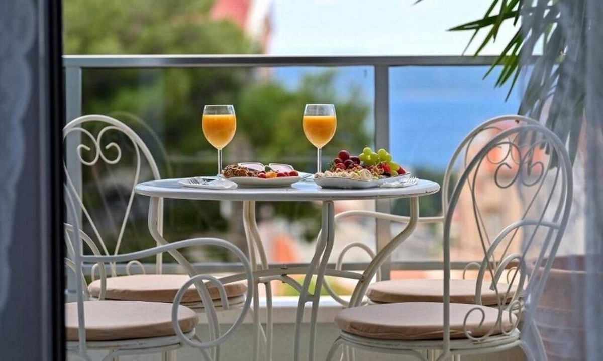 Bidol Apartment | Two bedroom apartment with balcony and sea view Makarska (A-27490-a)
