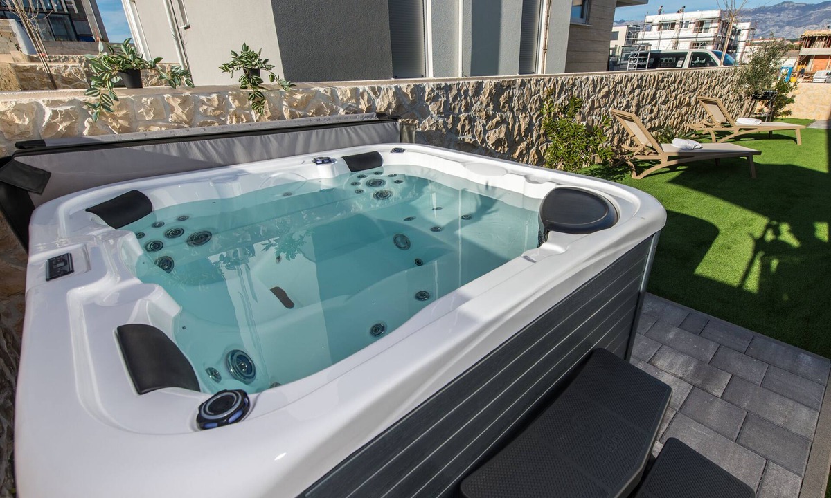 Zrce Apartment | Two-bedroom apartment with pool & jacuzzi
