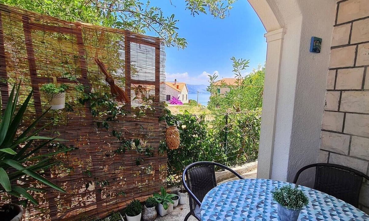 Postira Apartment | Two bedroom apartment with terrace and sea view Postira, Brač (A-17697-a)