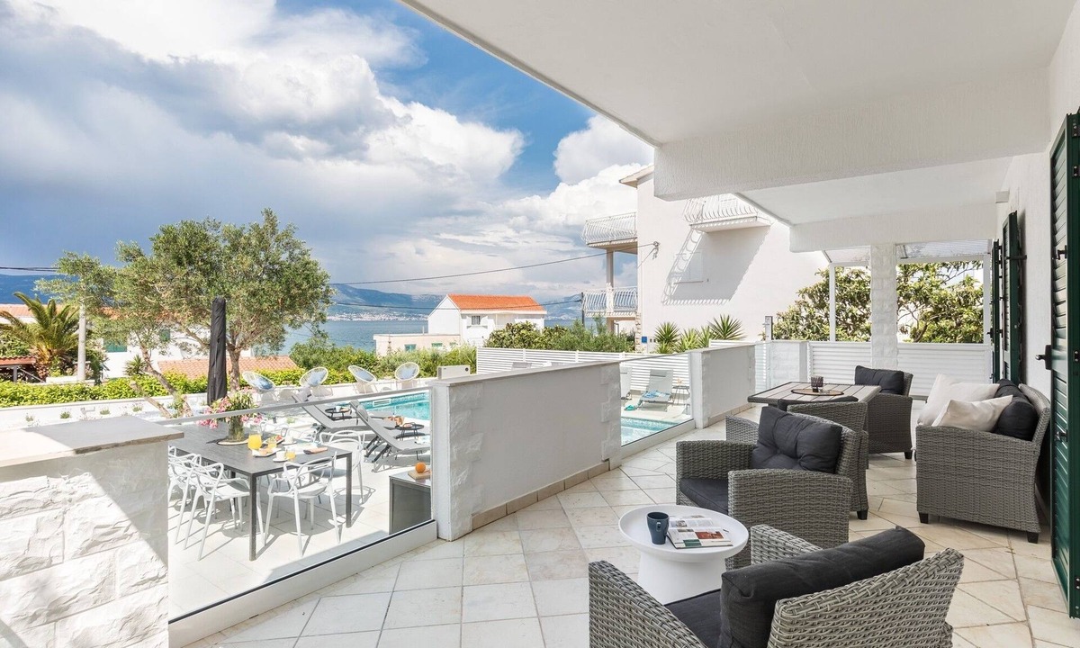 Municipality of Trogir Apartment | Two bedroom apartment with a swimming pool Arbanija, Čiovo (A-25091-a)