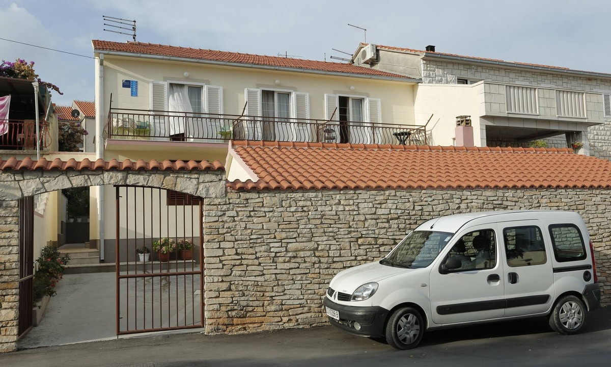 Supetar Apartment | Two bedroom apartment with balcony and sea view Supetar, Brač (A-16699-a)