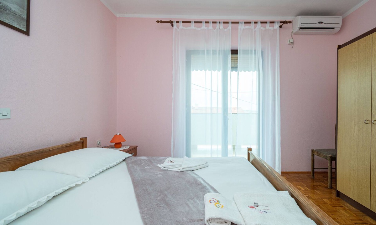 Kustici Apartment | Two bedroom apartment with balcony and sea view Zubovići, Pag (A-16063-a)