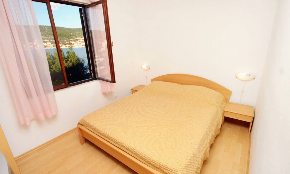 Vinisce Apartment | Two bedroom apartment near beach Vinišće, Trogir (A-5982-a)