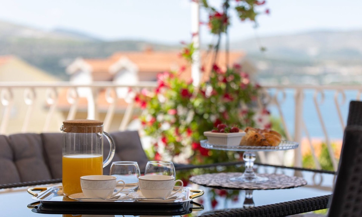 Arbanija Apartment | Two bedroom apartment with terrace and sea view Mastrinka, Čiovo (A-21601-a)