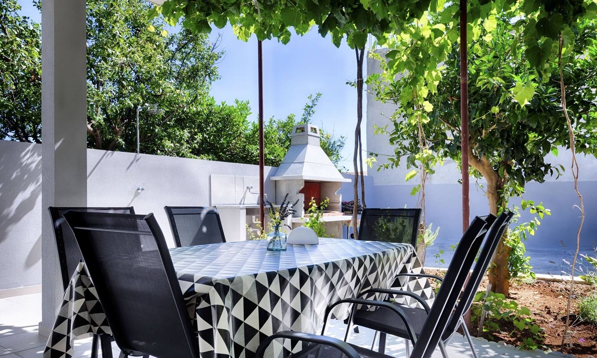 Komiza Apartment | Two bedroom apartment with terrace Komiža, Vis (A-1151-d)